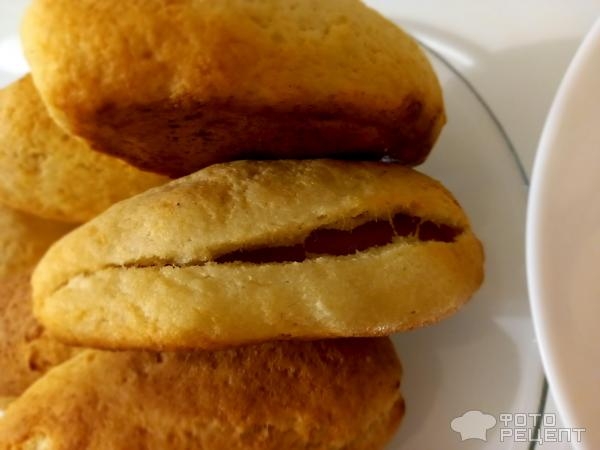 Рецепт: Булочки с сосисками - На скорую руку, для школьного завтрака, из творожного теста.