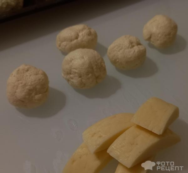 Рецепт: Булочки с сосисками - На скорую руку, для школьного завтрака, из творожного теста.