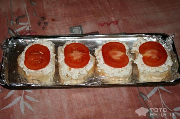 Рецепт: Горячие бутерброды в ростере - с творогом и помидором