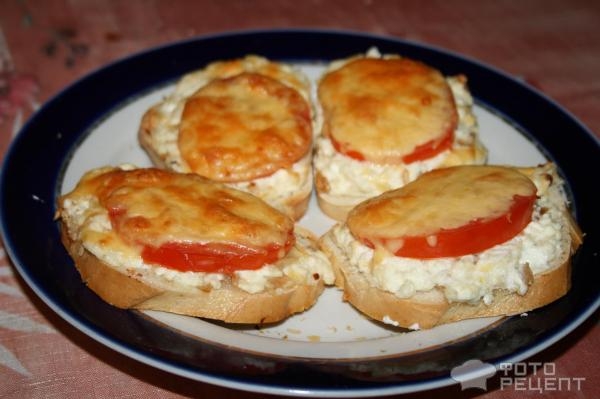 Рецепт: Горячие бутерброды в ростере - с творогом и помидором