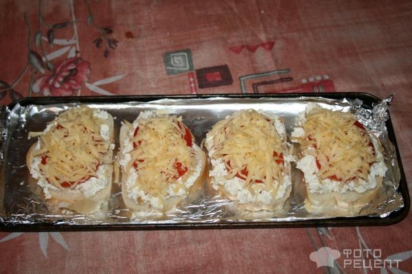 Рецепт: Горячие бутерброды в ростере - с творогом и помидором