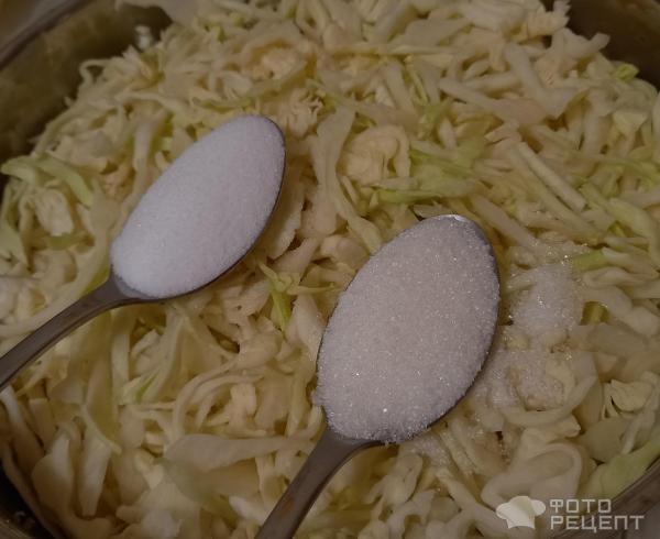 Рецепт: Капустный салат на зиму - Очень хрустящий капустный салат на зиму в банках со стерилизацией. Без варки.