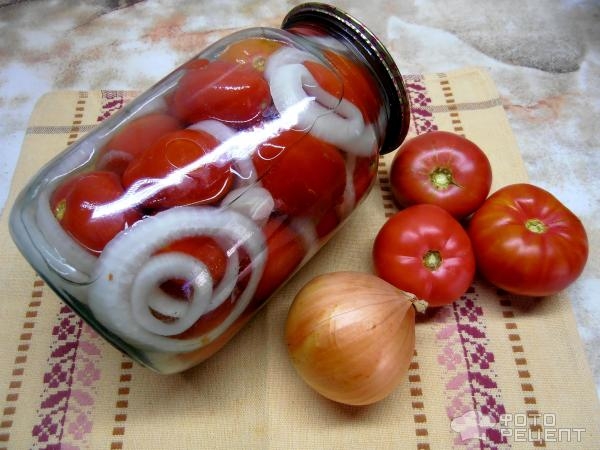 Рецепт: Консервированные помидоры - с луком