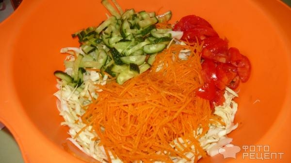 Рецепт: Овощной салат с капустой "Красавица" - Простой и нарядный