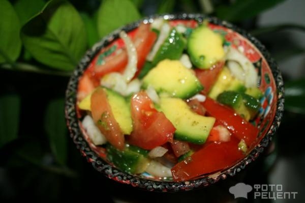 Рецепт: Салат "Авокадо" - с помидорами и луком