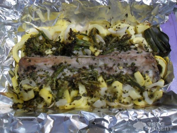 Рецепт: Свиные ребрышки с овощами запеченные в фольге - в фольге, с кабачком, лучком и брокколи