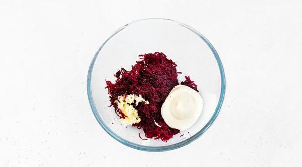 Яйца, фаршированные свеклой и сельдью, пошаговый рецепт с фото на 206 ккал