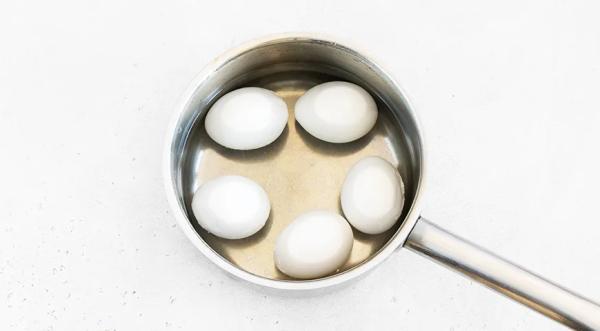 Яйца, фаршированные свеклой и сельдью, пошаговый рецепт с фото на 206 ккал