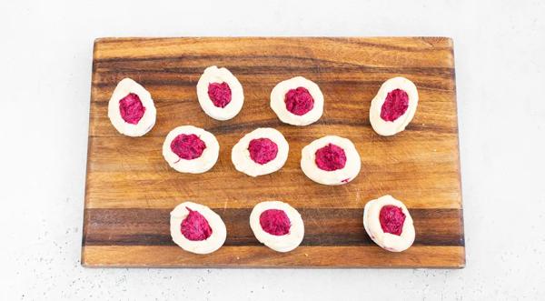 Яйца, фаршированные свеклой и сельдью, пошаговый рецепт с фото на 206 ккал