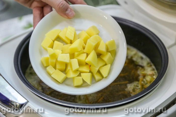 Суп с брюссельской капустой на мясном бульоне в мультиварке 