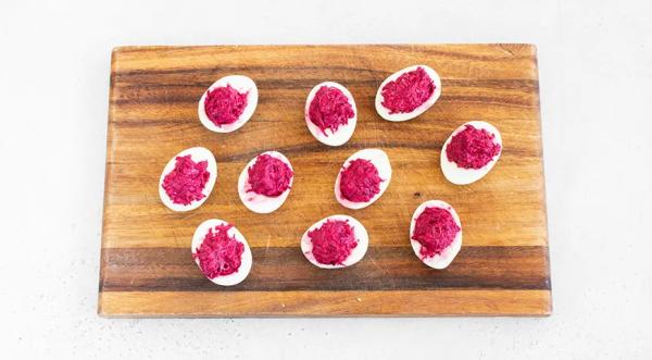 Яйца, фаршированные свеклой и сельдью, пошаговый рецепт с фото на 206 ккал