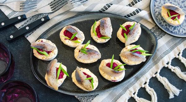 Яйца, фаршированные свеклой и сельдью, пошаговый рецепт с фото на 206 ккал