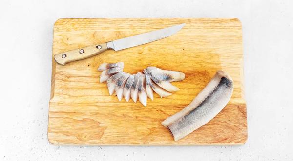 Яйца, фаршированные свеклой и сельдью, пошаговый рецепт с фото на 206 ккал