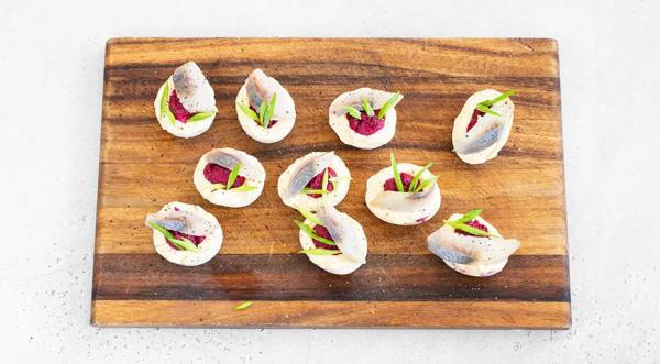 Яйца, фаршированные свеклой и сельдью, пошаговый рецепт с фото на 206 ккал