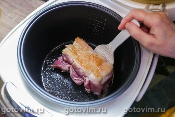 Свиной рулет с зелёной спаржей в мультиварке