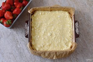 Пирог с клубникой и творогом