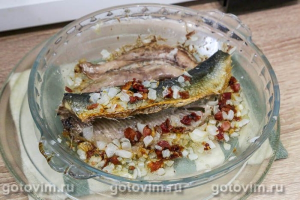 Жареная сельдь с беконом и луком в микроволновке