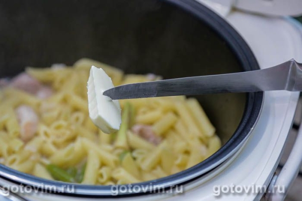 Свинина, жаренная с зелёной спаржей и макаронами в мультиварке