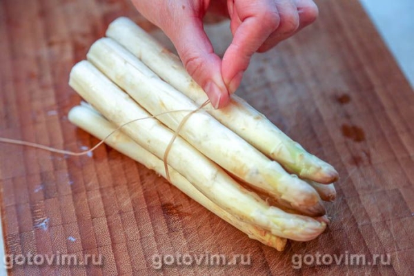 Спаржа с голландским соусом