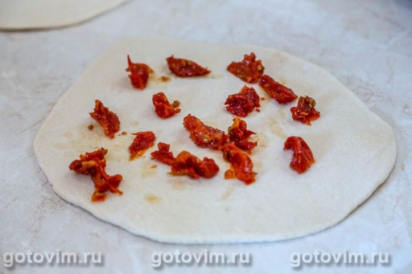 Батон с вялеными помидорами и розмарином Батон с вялеными помидорами и розмарином
