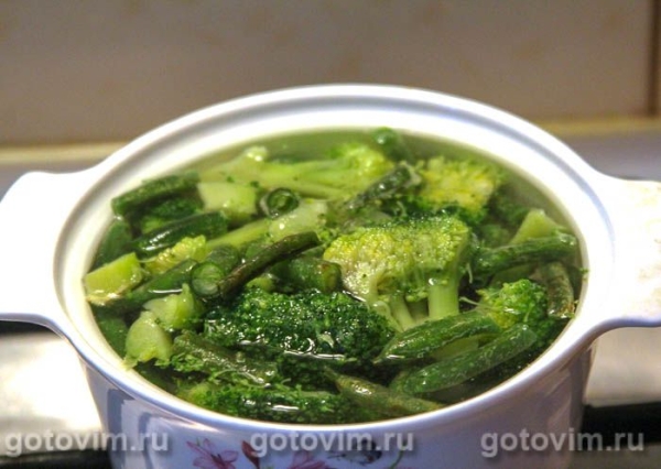 Овощная запеканка из брокколи, зеленой фасоли и языка
