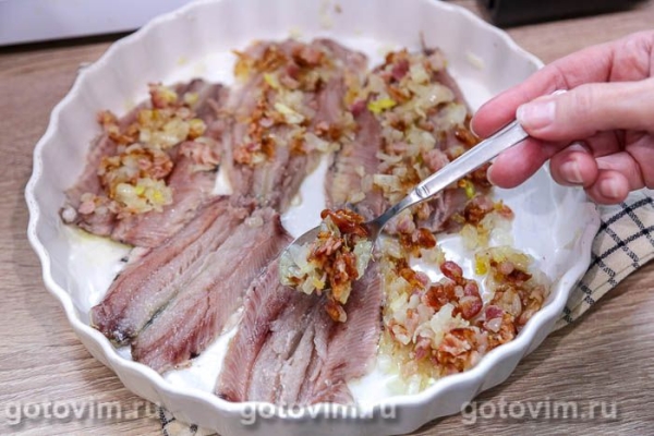 Филе иваси с луком и беконом в микроволновке Филе иваси с луком и беконом в микроволновке