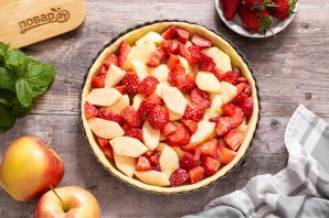 Пирог с яблоками и клубникой Пирог с яблоками и клубникой