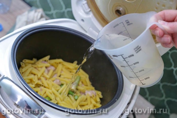Свинина, жаренная с зелёной спаржей и макаронами в мультиварке