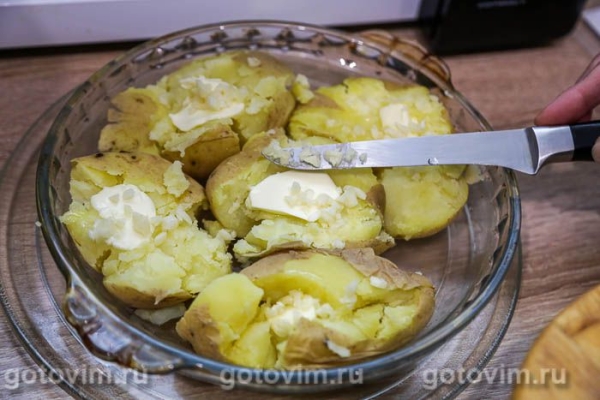 Мятая картошка в мундире с чесноком и сыром в микроволновке Мятая картошка в мундире с чесноком и сыром в микроволновке