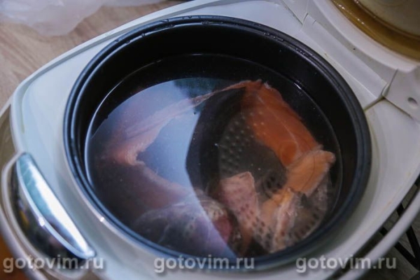 Рыбный суп на бульоне из красной рыбы с сельдереем в мультиварке