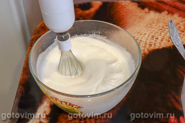 Бисквитный рулет с кремом из сгущенки и клубникой