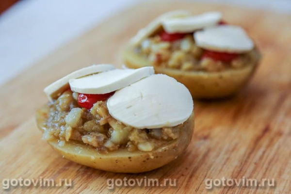 Фаршированный картофель с овощами и сыром моцарелла