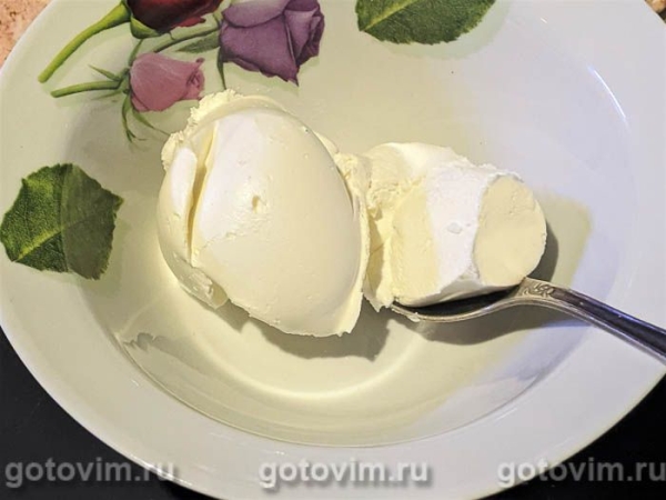 Меренговый рулет с творожным сыром и вишней