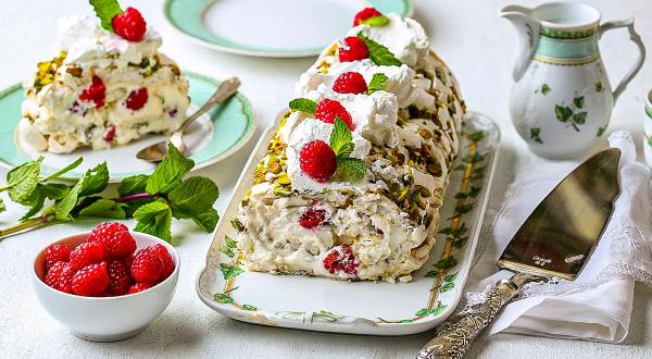 Меренговый рулет с фисташками и малиной, пошаговый рецепт с фото на 413 ккал