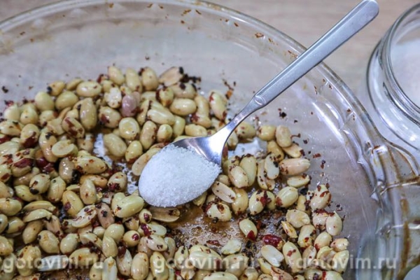 Солёный арахис с сушёными помидорами и чесноком в микроволновке Солёный арахис с сушёными помидорами и чесноком в микроволновке