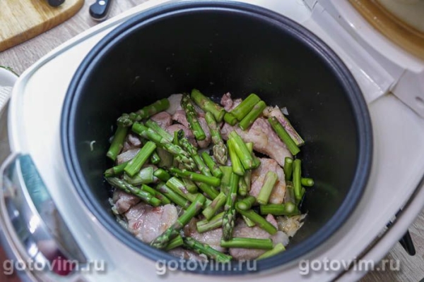 Свинина, жаренная с зелёной спаржей и макаронами в мультиварке