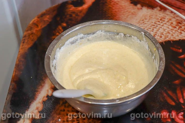 Бисквитный рулет с кремом из сгущенки и клубникой