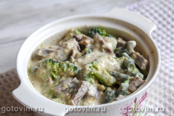 Овощная запеканка из брокколи, зеленой фасоли и языка