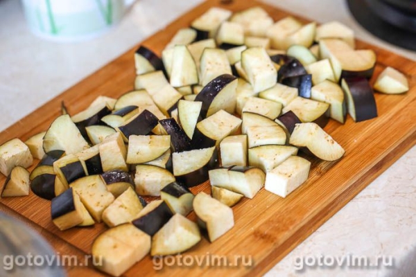 Стейки из лосося с пряными баклажанами с изюмом Стейки из лосося с пряными баклажанами с изюмом