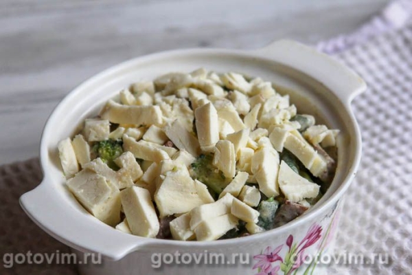 Овощная запеканка из брокколи, зеленой фасоли и языка