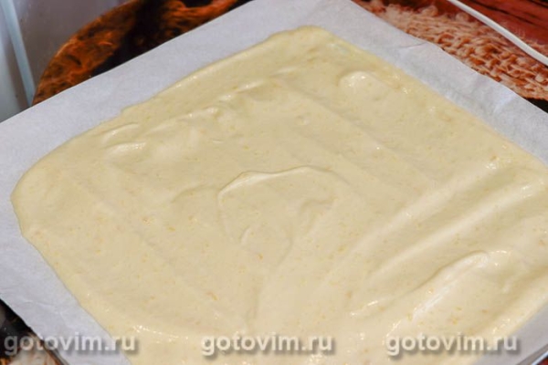 Бисквитный рулет с кремом из сгущенки и клубникой