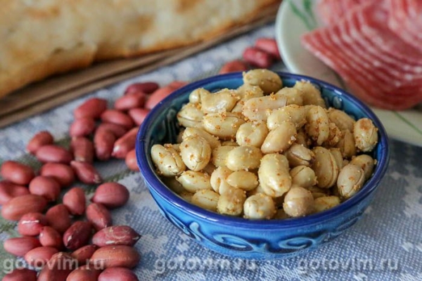 Солёный арахис с чесноком и копченой паприкой в микроволновке Солёный арахис с чесноком и копченой паприкой в микроволновке