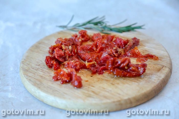 Батон с вялеными помидорами и розмарином Батон с вялеными помидорами и розмарином