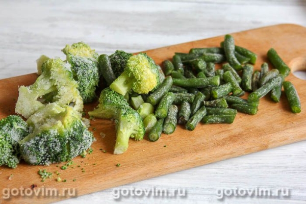 Овощная запеканка из брокколи, зеленой фасоли и языка