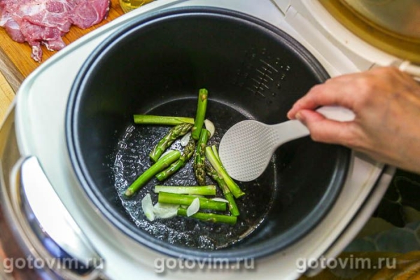 Свиной рулет с зелёной спаржей в мультиварке