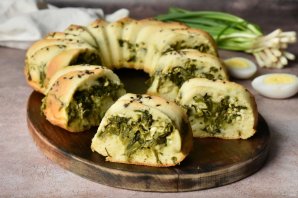 Заливной пирог с черемшой и яйцом