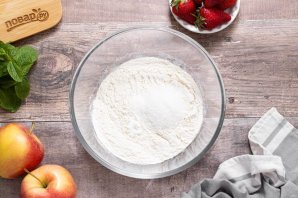 Пирог с яблоками и клубникой Пирог с яблоками и клубникой