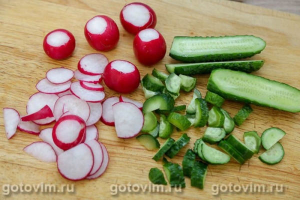 Овощной салат с редисом, огурцом, моцареллой и омлетом
