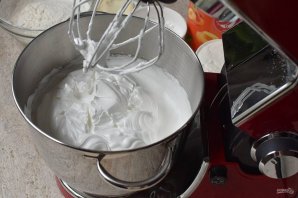 Сметанный торт с консервированными персиками Сметанный торт с консервированными персиками