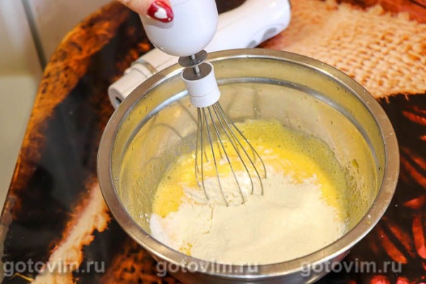 Бисквитный рулет с кремом из сгущенки и клубникой